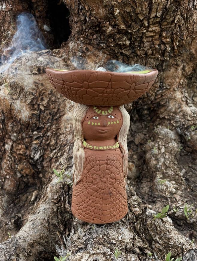 Wisdom Keeper kapalera je ručne modelovaná z terakoty na vydymovanie živíc, šalvie, pala santa, či vonných kúželov 😇☀️🙌...
