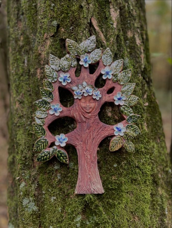 Forest Lady 🌲 #ručnakeramika #ručnapraca #tree #treeoflife #handmade #keramika #bohoart #natureart #stromživota