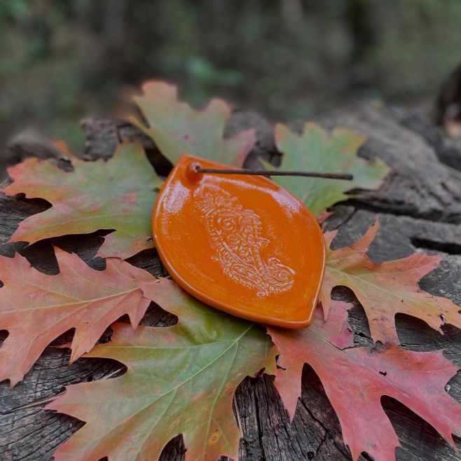 Jeseň nám tu zaviala 🍂🍁🍂 a taktiež nové stojánky na naše stránky. Stojánky na vonné tyčinky a vydymovadla sú ručne...