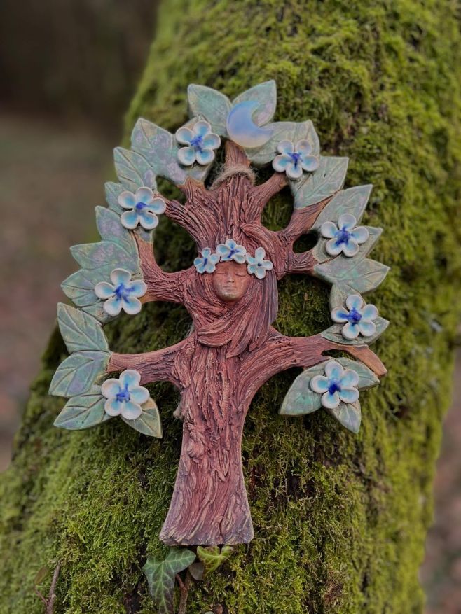 Luna 🌜 mesačná lesná žienka je ručne vymodelovaná z hliny a je zdobená opalitom, ktorý sa tiež volá kameň večnosti....